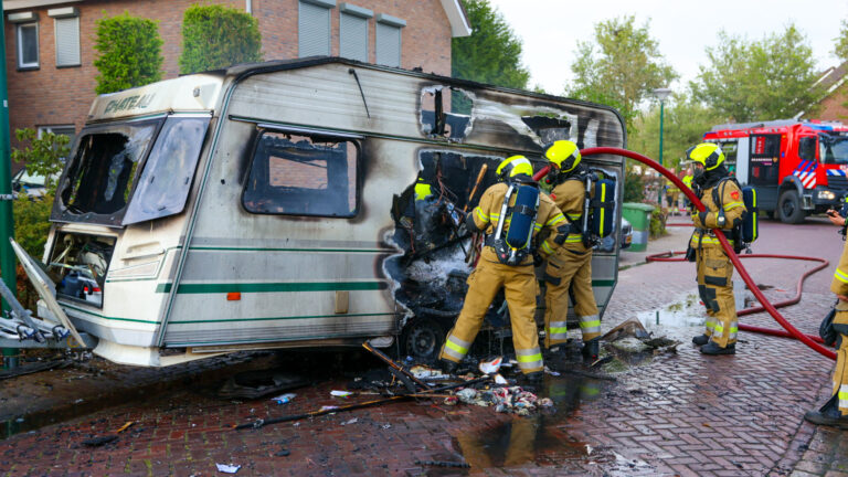Caravan in brand op oprit langs woning in Heesch