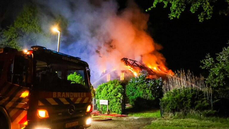 Grote brand verwoest woonboerderij in Zeeland