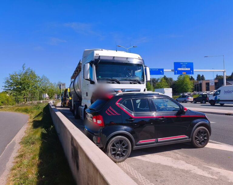 Lichtgewonde bij botsing auto met vrachtwagen in Uden