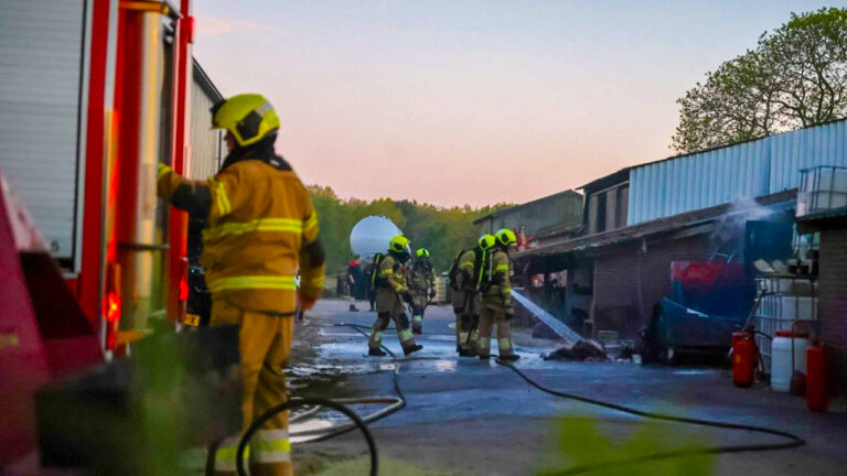 Vuilcontainer in brand in loods Boekel