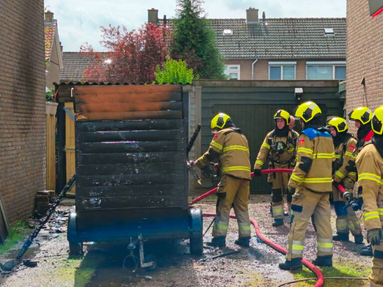 Aanhanger met afval volledig uitgebrand op oprit in Zeeland