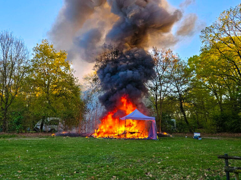 Felle brand legt caravan op camping in Herpen in de as