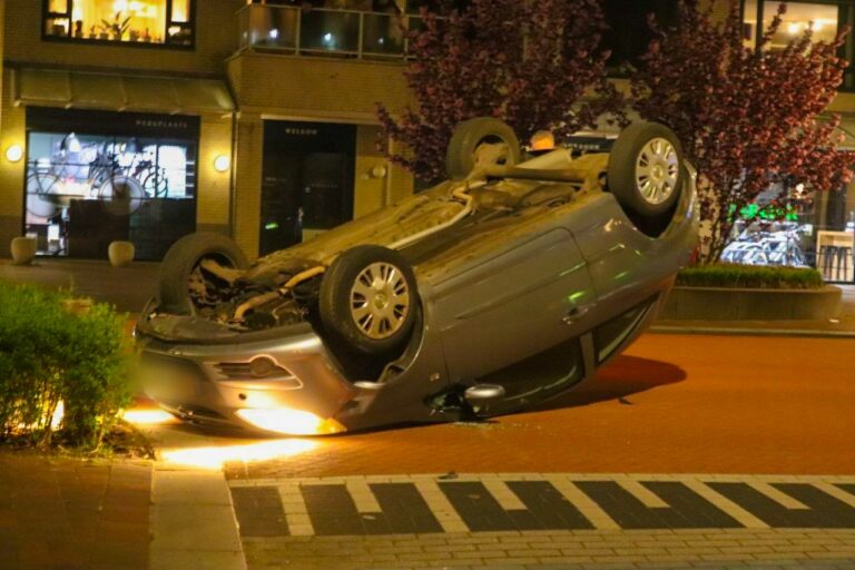 Auto slaat over de kop na ongeval in Heesch, bestuurder rijbewijs ingevorderd 