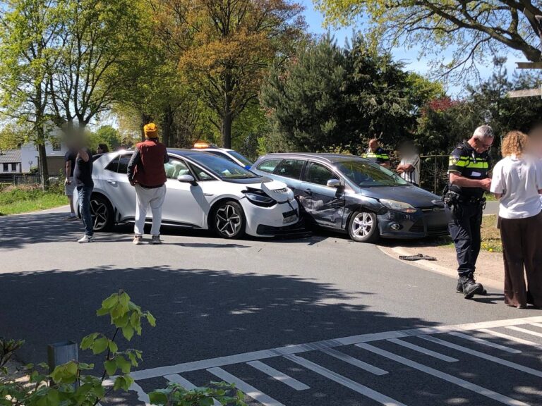 Forse schade bij botsing door voorrangsfout in Mariaheide