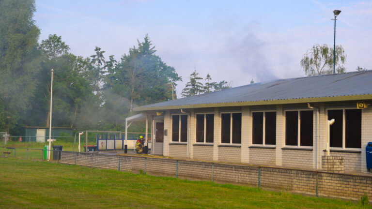 (VIDEO) Brand in voormalig pand van voetbalvereniging in Oss