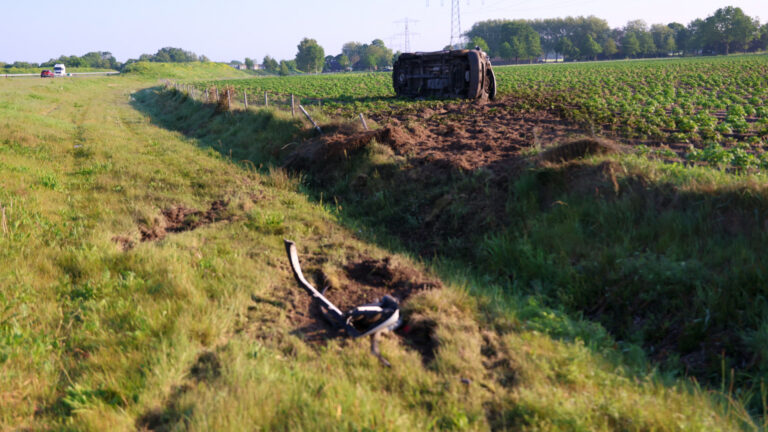 Bus slaat over kop en belandt in weiland naast A50 Nistelrode