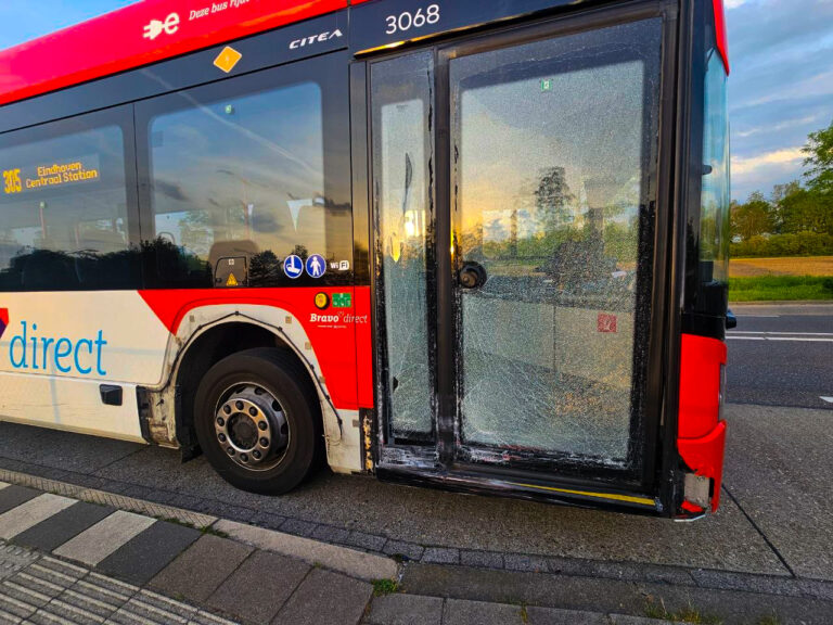 Lijnbus raakt flink beschadigd na aanrijding op berucht kruispunt in Veghel