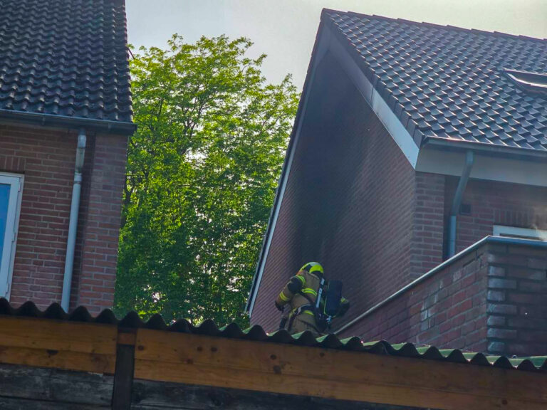 Felle buitenbrand tussen twee woningen in Schijndel