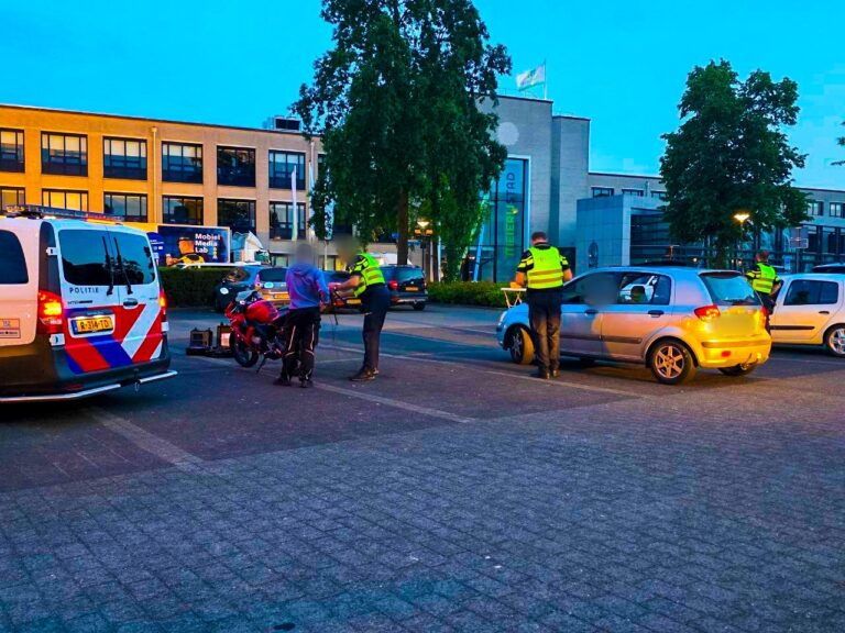 Politie houdt grote verkeerscontrole op Stadhuisplein in Veghel