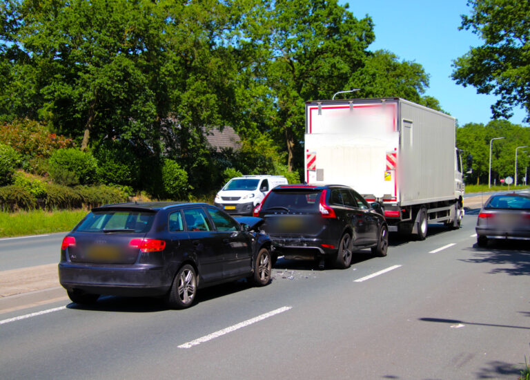 Kopstaart aanrijding na uitwijkmanoeuvre vrachtwagen in Schaijk