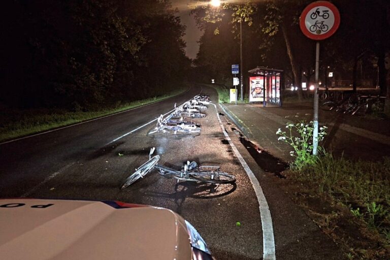 Politie treft gevaarlijke ‘fietsendomino’ aan op donkere weg in Veghel