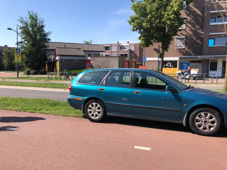 Fietser en auto botsen op rotonde in Veghel