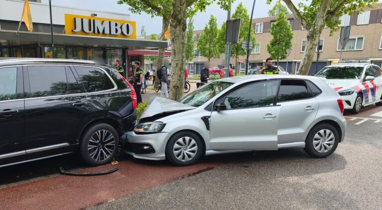 Automobilist botst tegen geparkeerde auto, bestuurder aangehouden