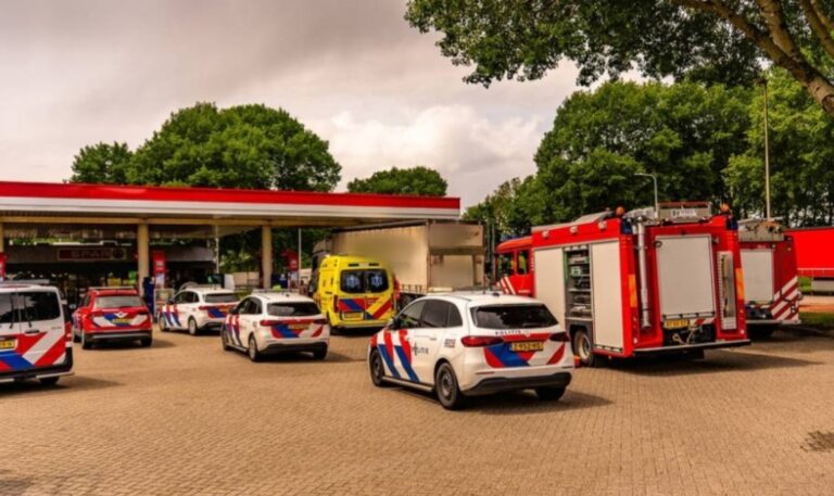 Vrouw zwaargewond na aanrijding met vrachtwagen bij tankstation langs A50