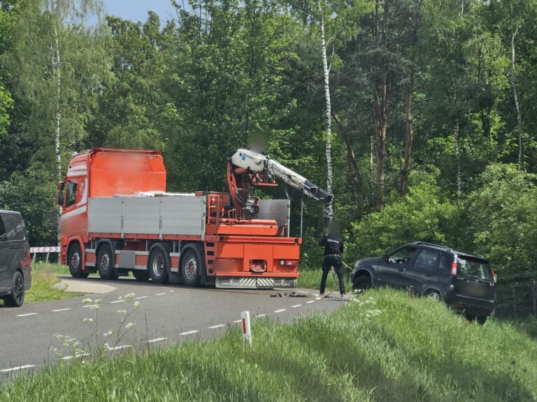 Transportbedrijf takeld auto uit talud