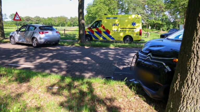 Twee auto’s botsen op kruising in Vorstenbosch