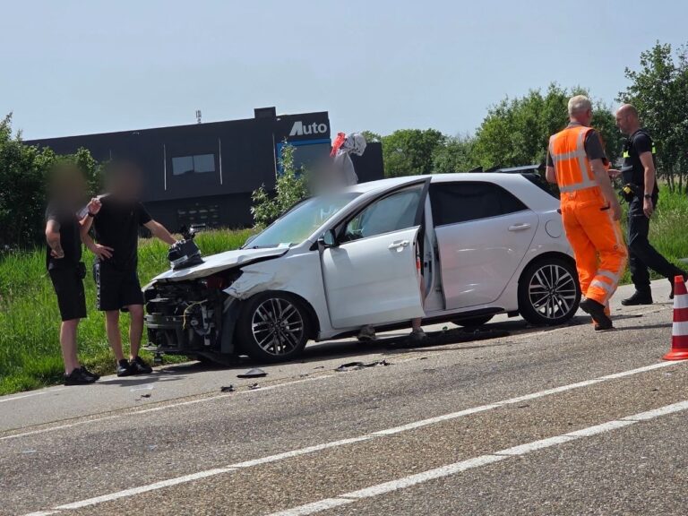 Twee auto’s botsen op Broekdalerbaan in Beek en Donk