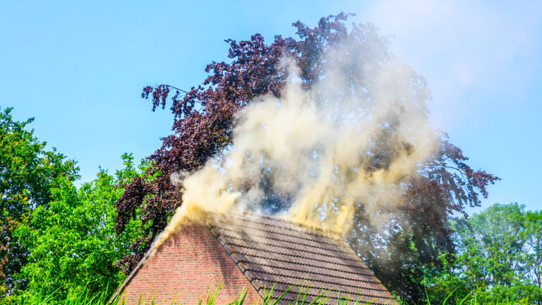 Flinke rookontwikkeling bij schuurbrand in buitengebied Veghel