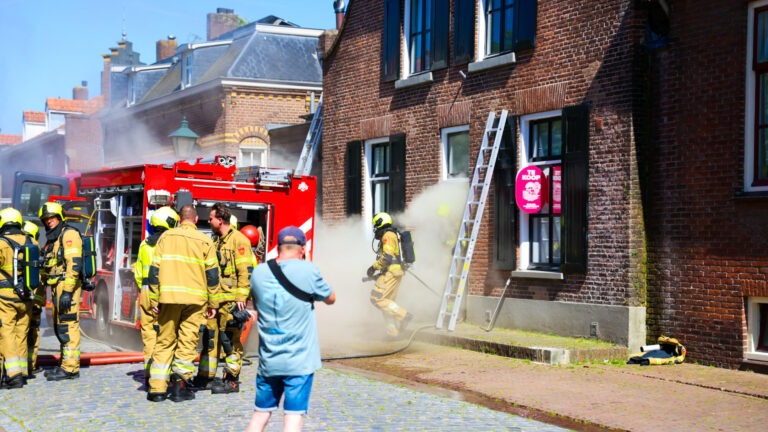 Brand in keuken zorgt voor forse rookontwikkeling