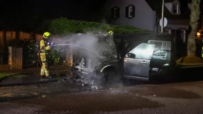 Geparkeerde personenauto voorzijde volledig uitgebrand