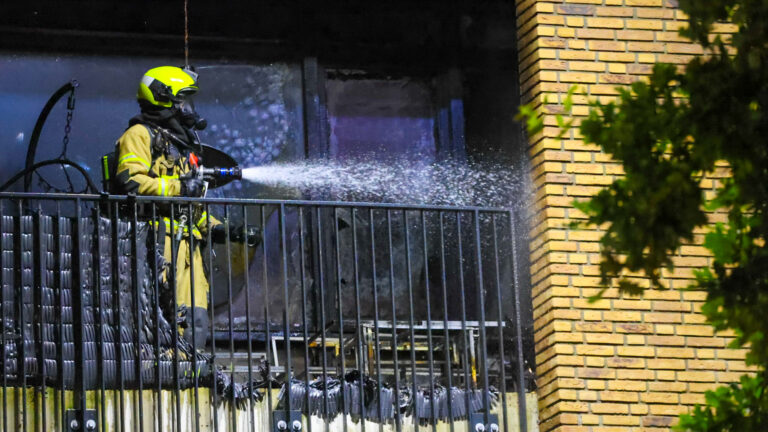 Vlammen slaan uit appartementencomplex, gebouw ontruimd