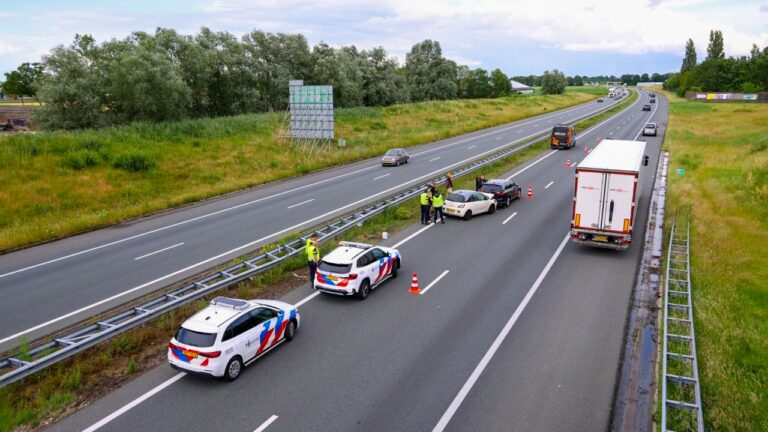 Flinke botsing drie voertuigen A50 bij Heeswijk-Dinther