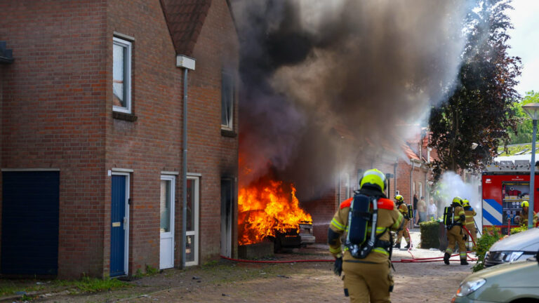 Felle autobrand slaat over naar carport en woning in woonwijk Uden
