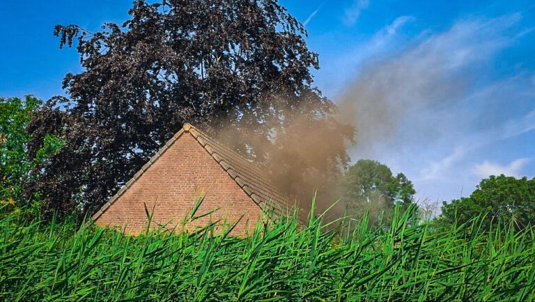 Flinke rookontwikkeling bij schuurbrand in buitengebied Veghel