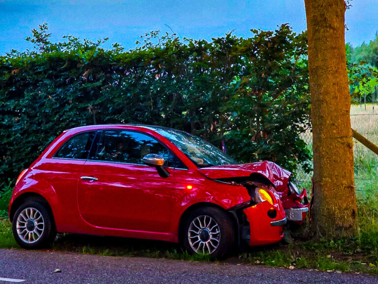 Automobiliste gewond na botsing tegen boom in Middelrode