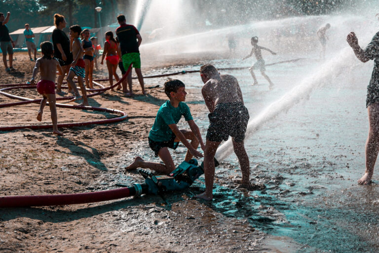 Kinderen genieten van het waterspektakel op camping in Zeeland
