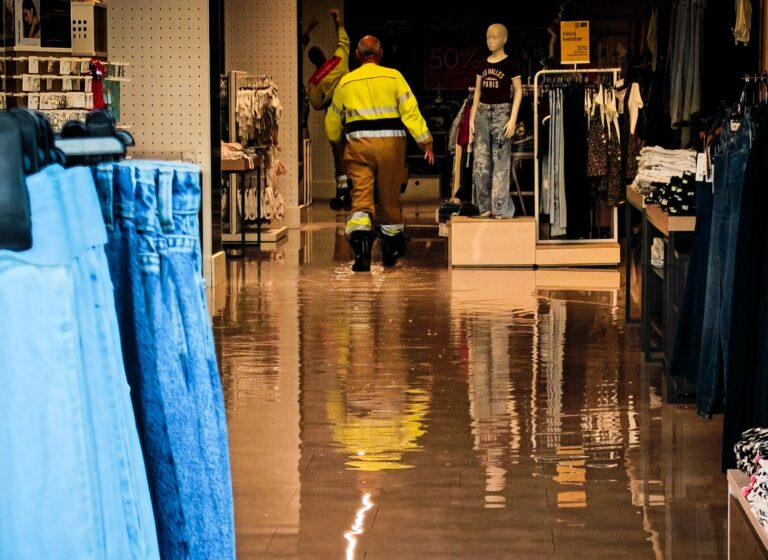 Winkelpand C&A in Uden blank door gesprongen waterleiding