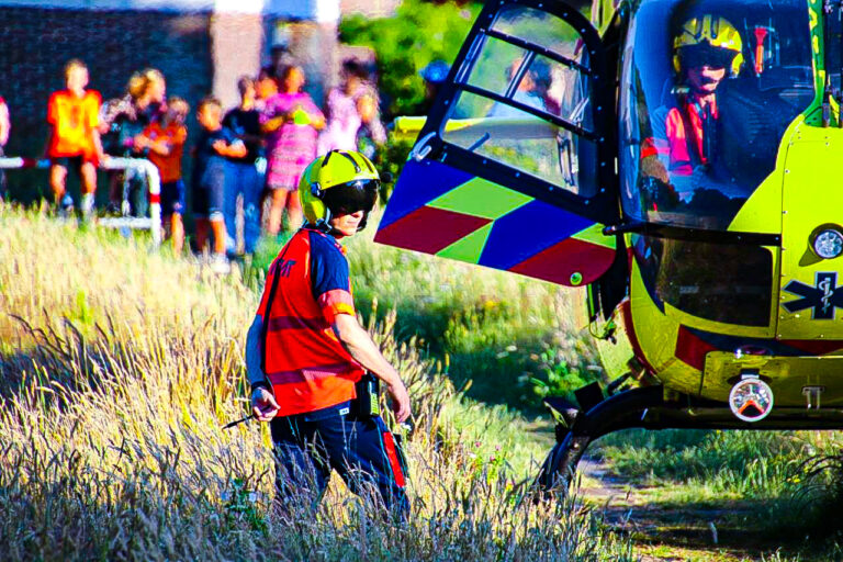 Traumateam assisteert ambulance bij ongeval met gevallen fietser