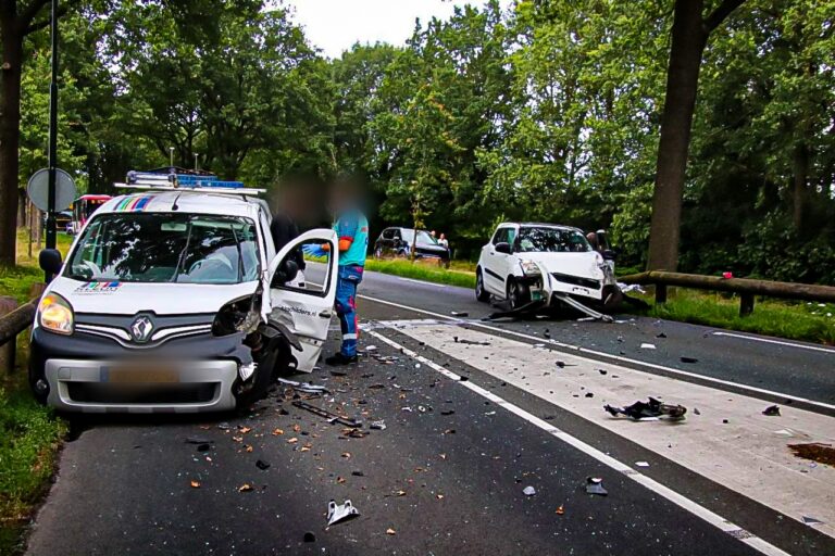 Gewonde bij frontale botsing in Zeeland, weg dicht