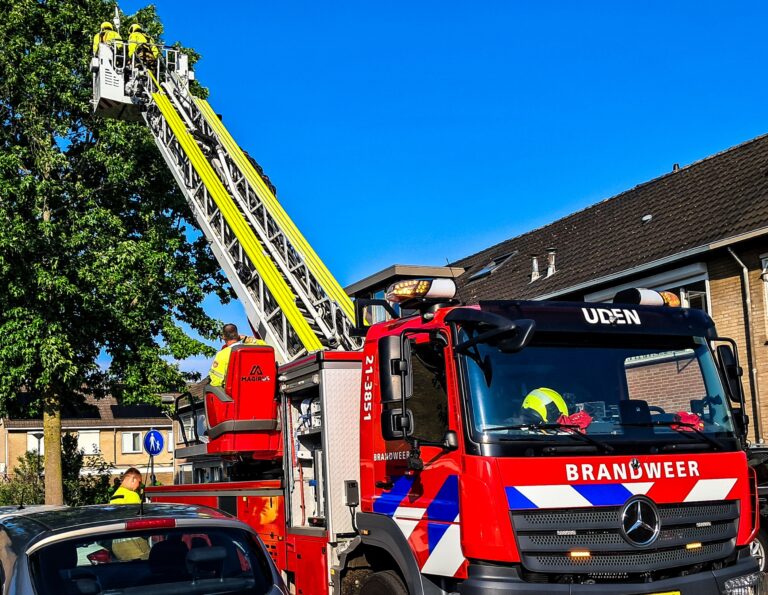 Brandweer verwijderd gevaarlijk hangende takken