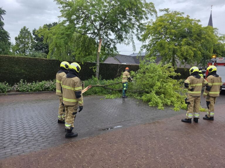 Brandweer gealarmeerd voor stormschade in Loosbroek
