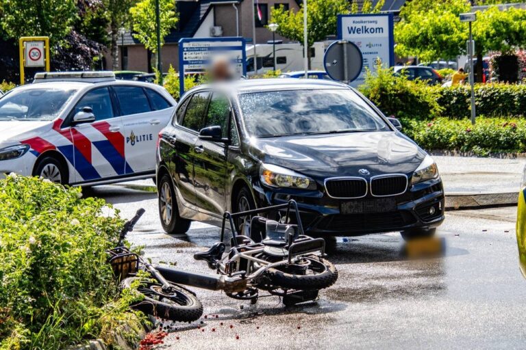 Fietser gewond na aanrijding met personenauto in Grave
