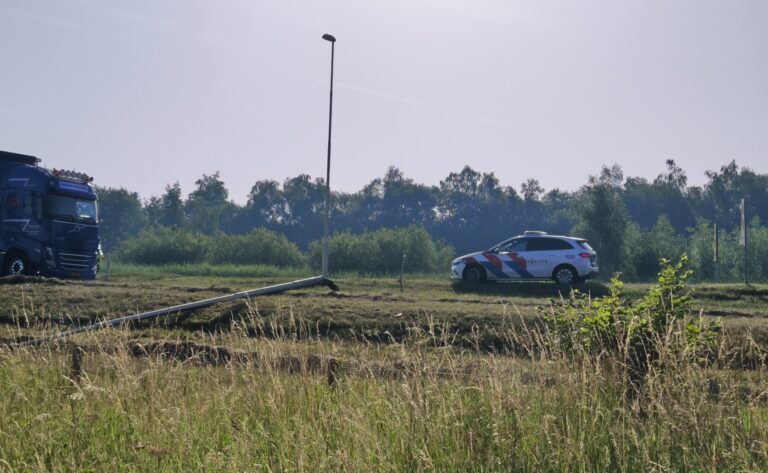 Verkeersopstopping nadat auto lantaarnpaal uit de grond rijdt op A50 bij Uden