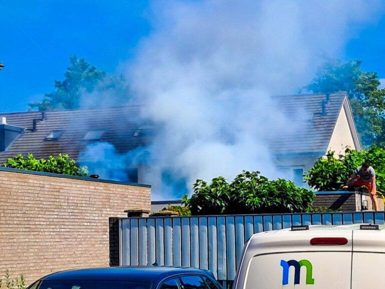 Schuur en schutting in brand in Schijndel
