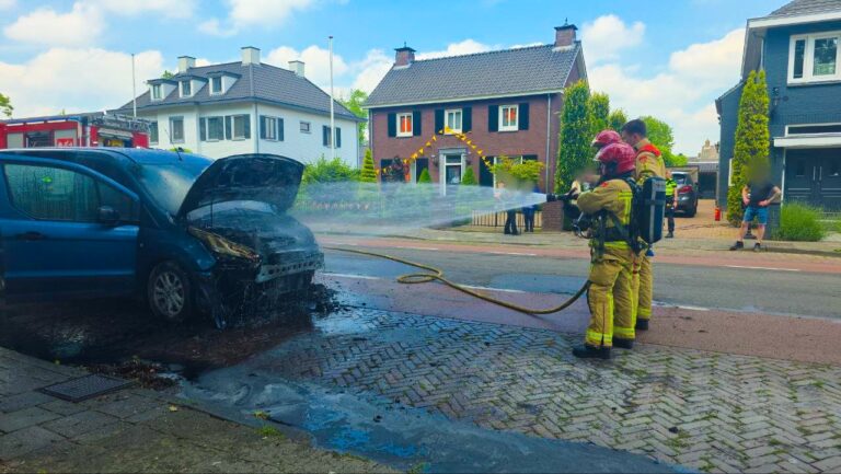 Auto vliegt tijdens rijden in brand