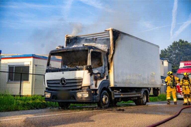 Vrachtwagen in brand op Industrieterrein in Ravenstein