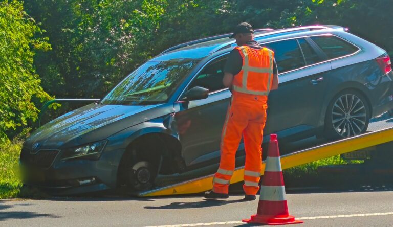 Lange files nadat auto voorwiel verliest op N264