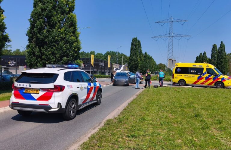 Voetganger gewond na aanrijding op rotonde