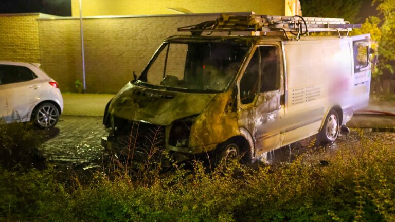 Bedrijfsbus brandt volledig uit in Oss