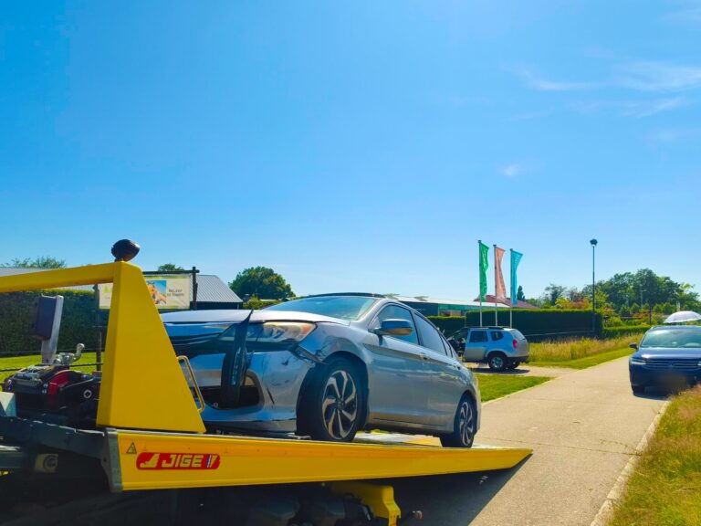 Twee auto’s botsen op rotonde bij Odiliapeel, geen gewonden