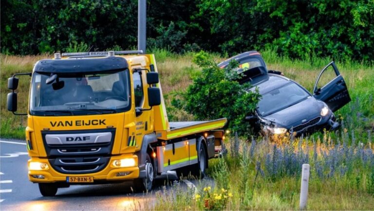 Auto raakt op talud afrit A59 Berghem