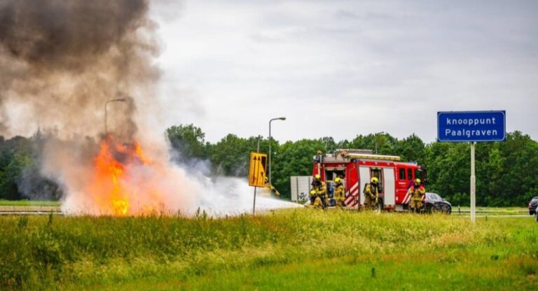 Auto in lichterlaaie op A50 bij Schaijk