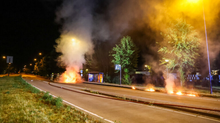 Auto vliegt tijdens rijden in brand in Veghel