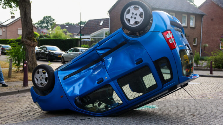 Auto belandt op kop na botsing in Schaijk