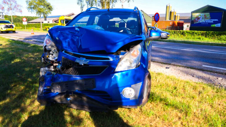 Forse schade bij botsing vier auto’s N264 in Odiliapeel