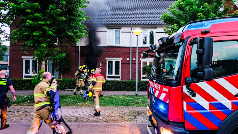 Woning in Oss onbewoonbaar na brand, brandweer redt hond
